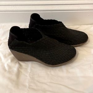 Bernie Mev black wedges size 37 (NWOT)